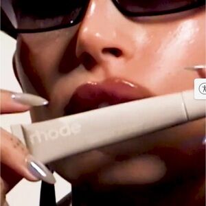 Limited Edition. Rhode Nourishing Glaze
- Unscented - Brand New in Box